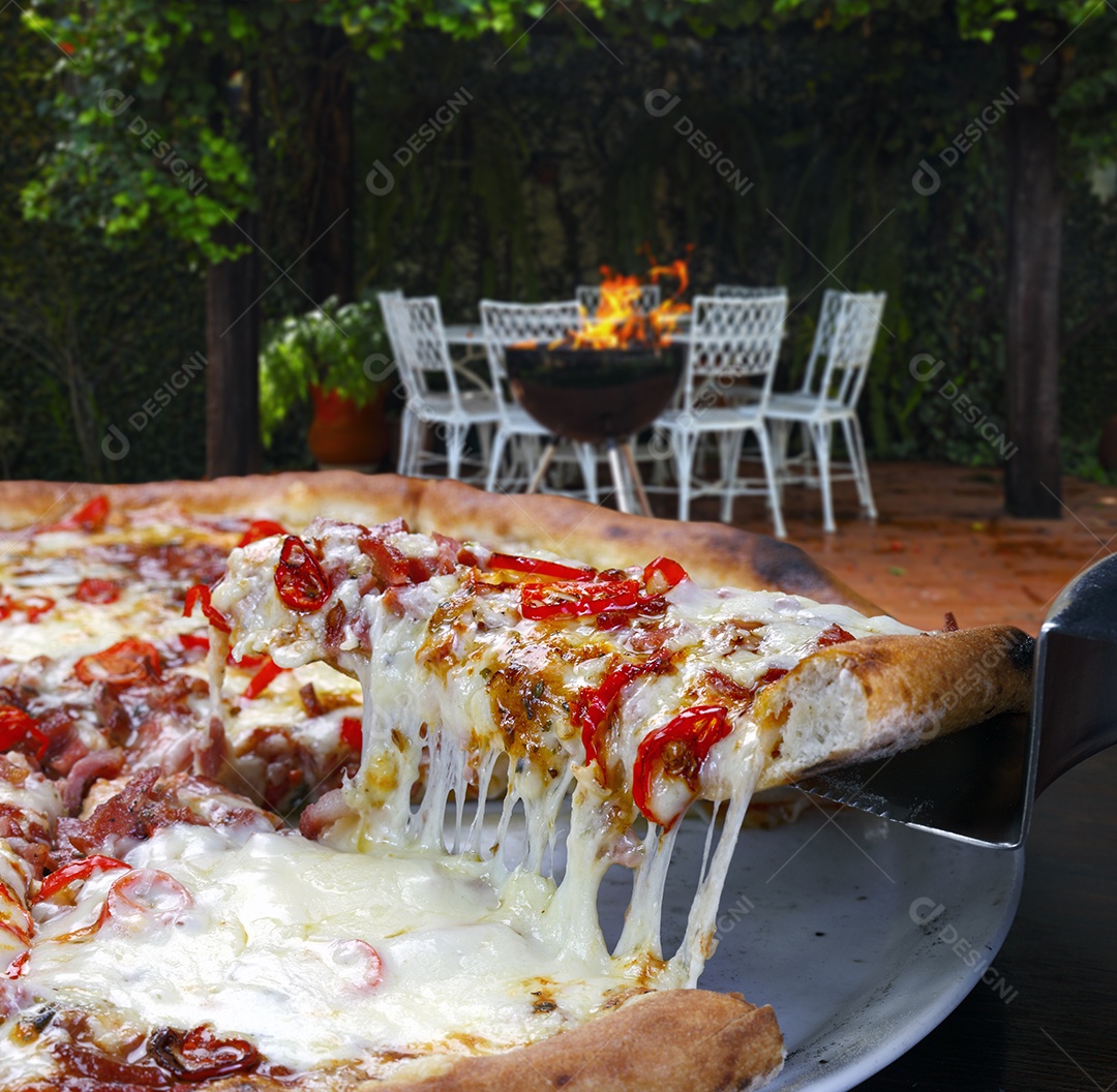 Pizza de calabresa ralada com queijo