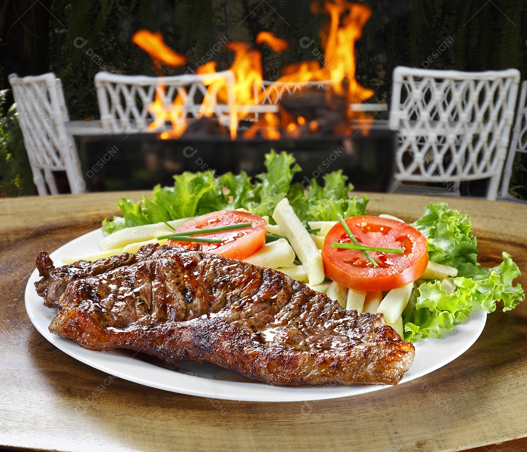Carne grelhada com batatas fritas e salada