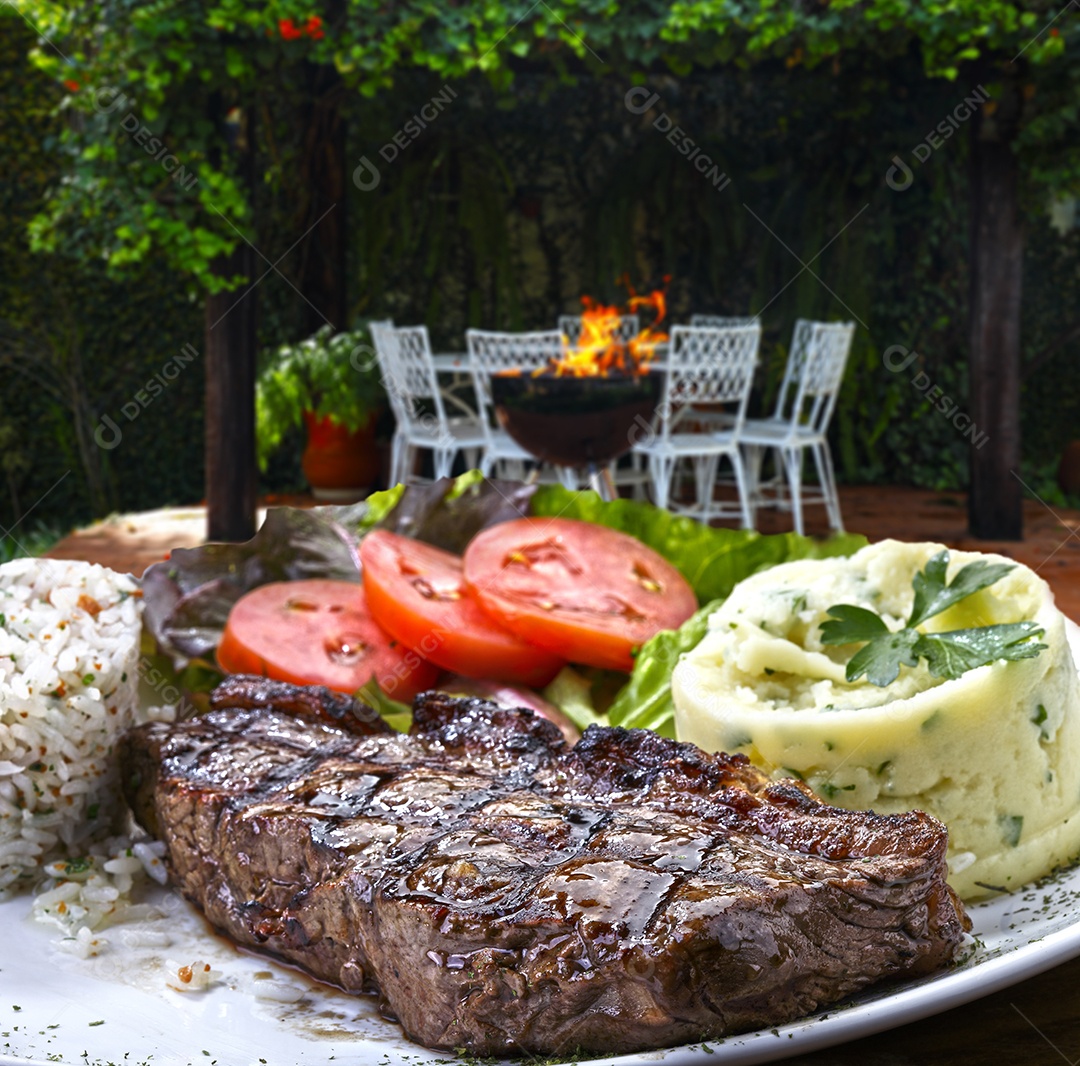 Arroz com carne grelhada e salada e purê