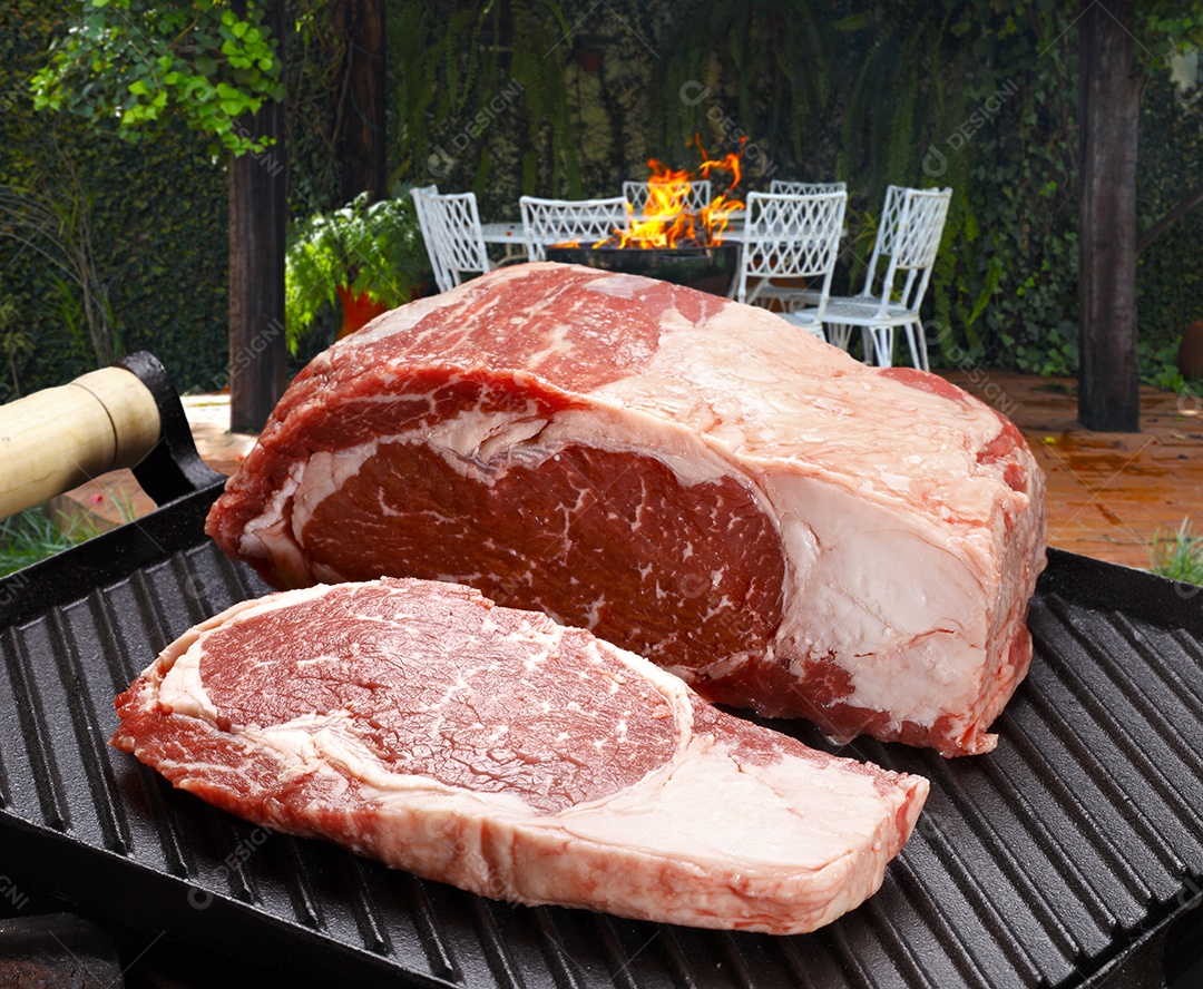 Bife cru sobre uma grelha