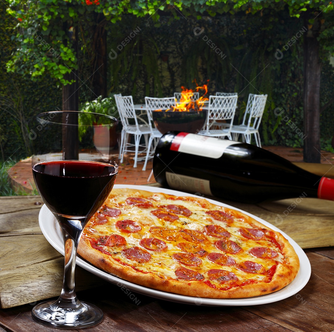 Pizza de calabresa com taça de vinho