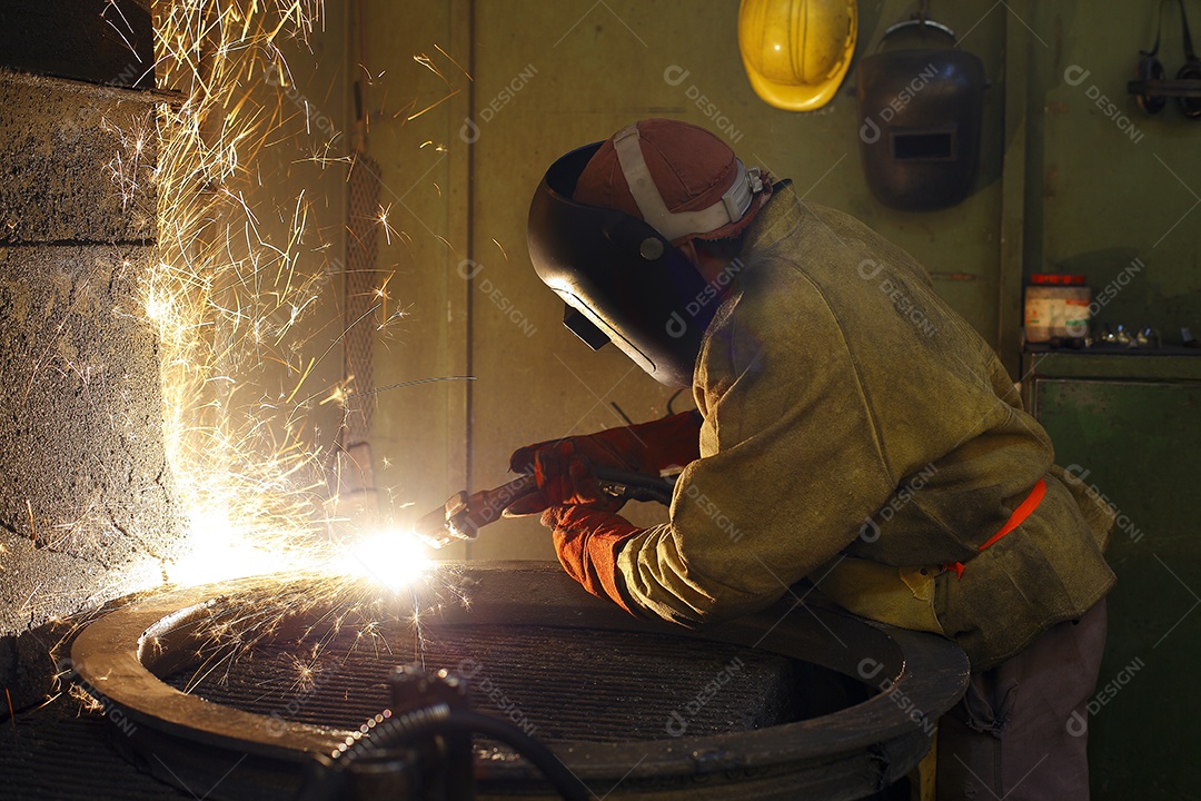 Soldador com equipamentos de trabalho