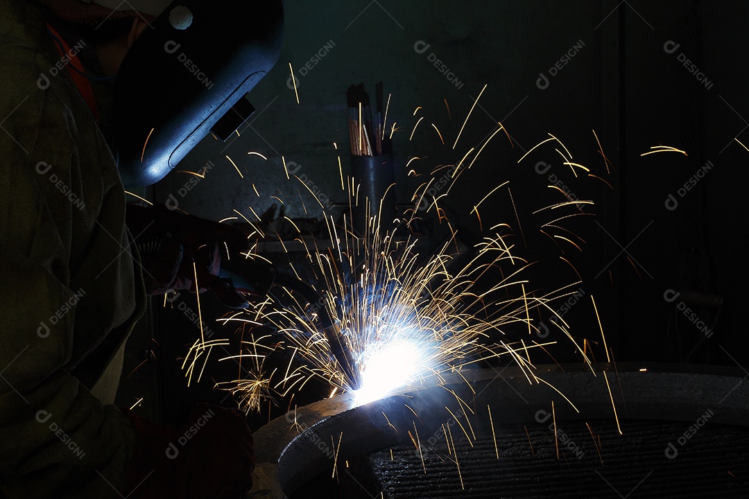 Soldador com equipamentos de trabalho