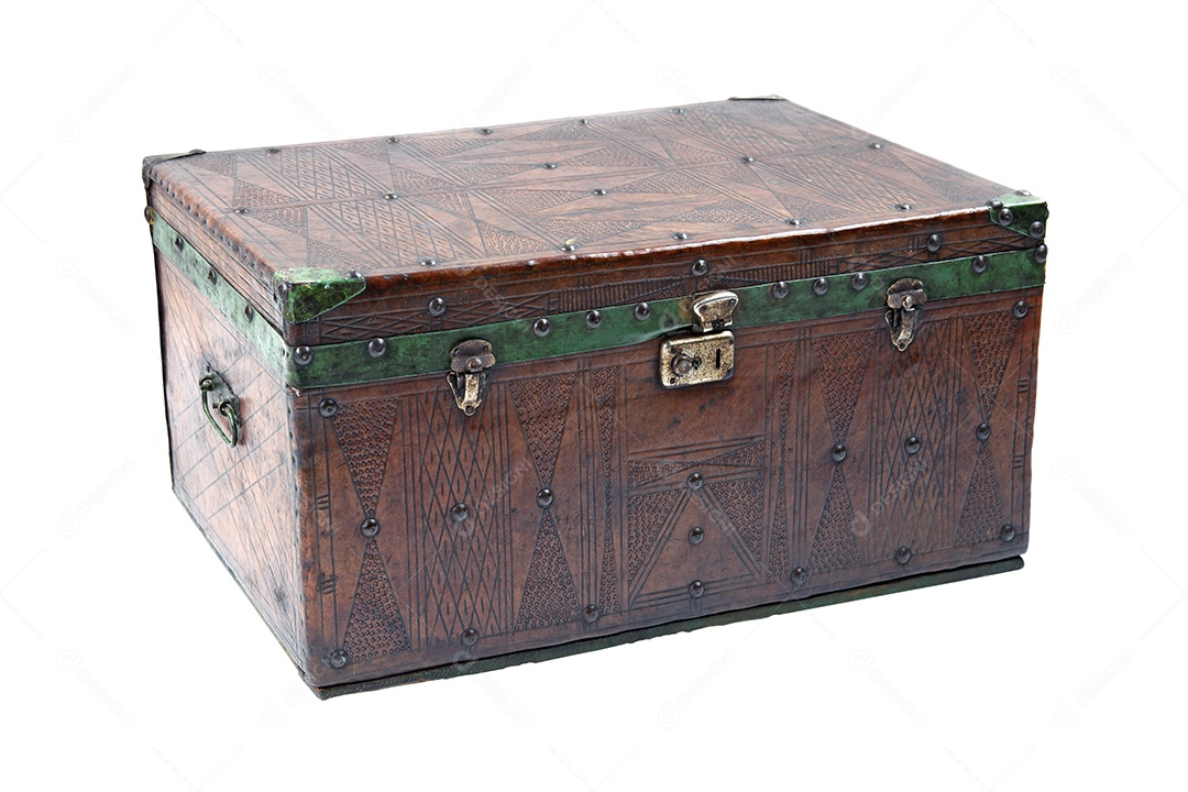 Baú de couro sobre fundo branco