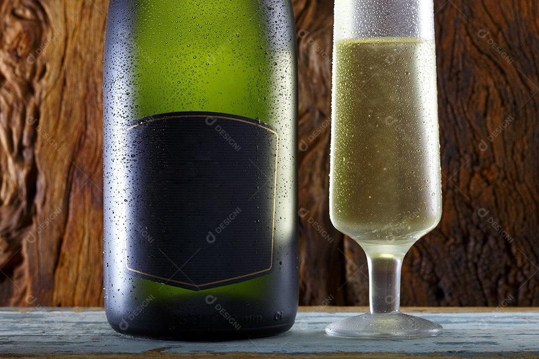 Garrafa e taça de champanhe