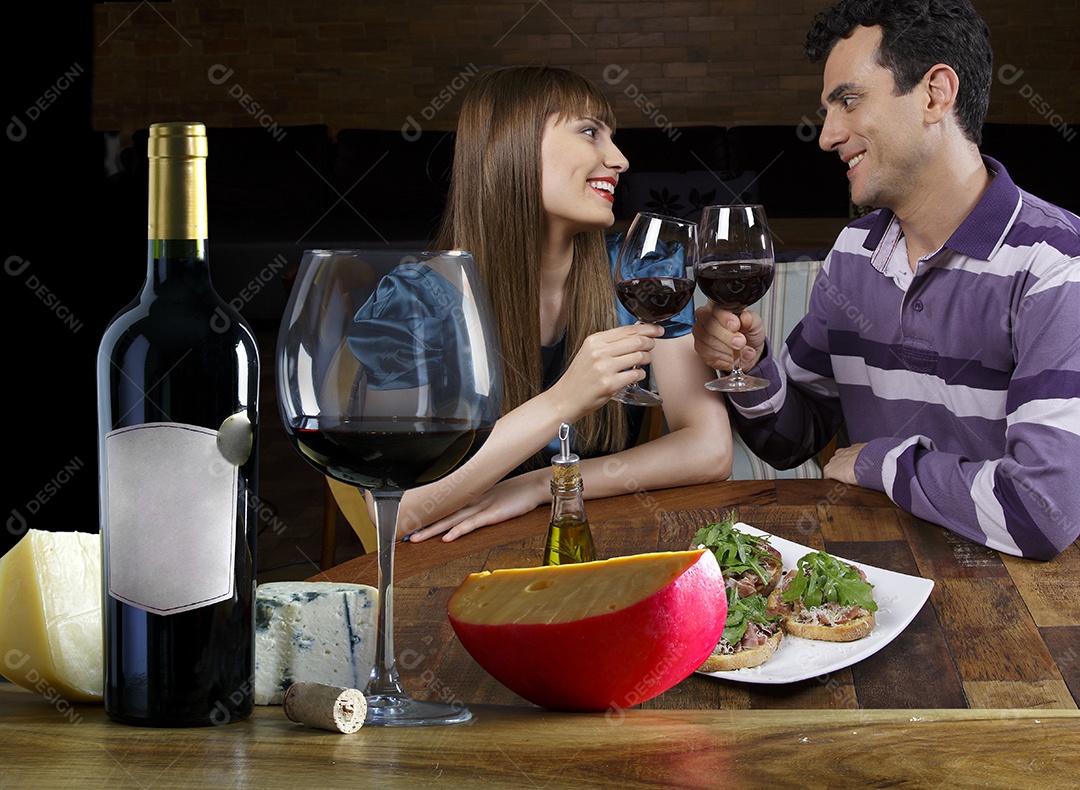 Queijo e vinho sobre uma mesa de madeira