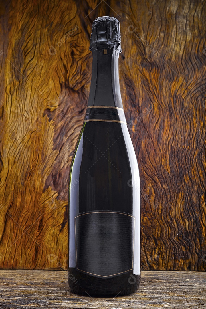 Vinho champanhe sobre uma mesa de madeira