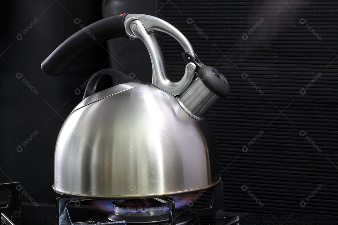 Detalhes chaleira sobre o fogão