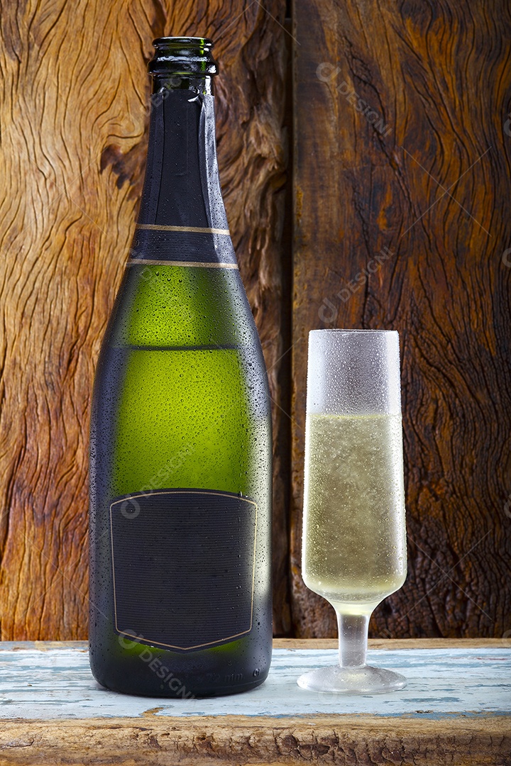 Garrafa de champagne sobre a mesa