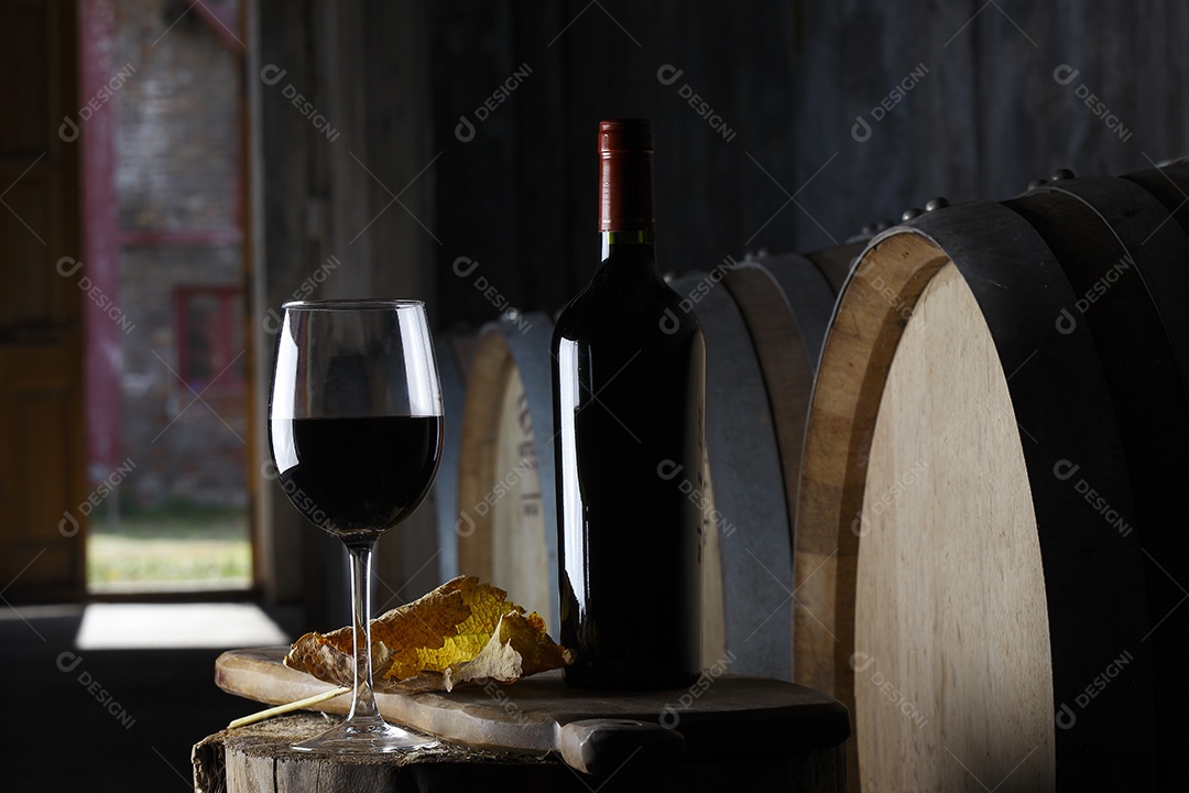 Garrafa de vinho sobre a mesa