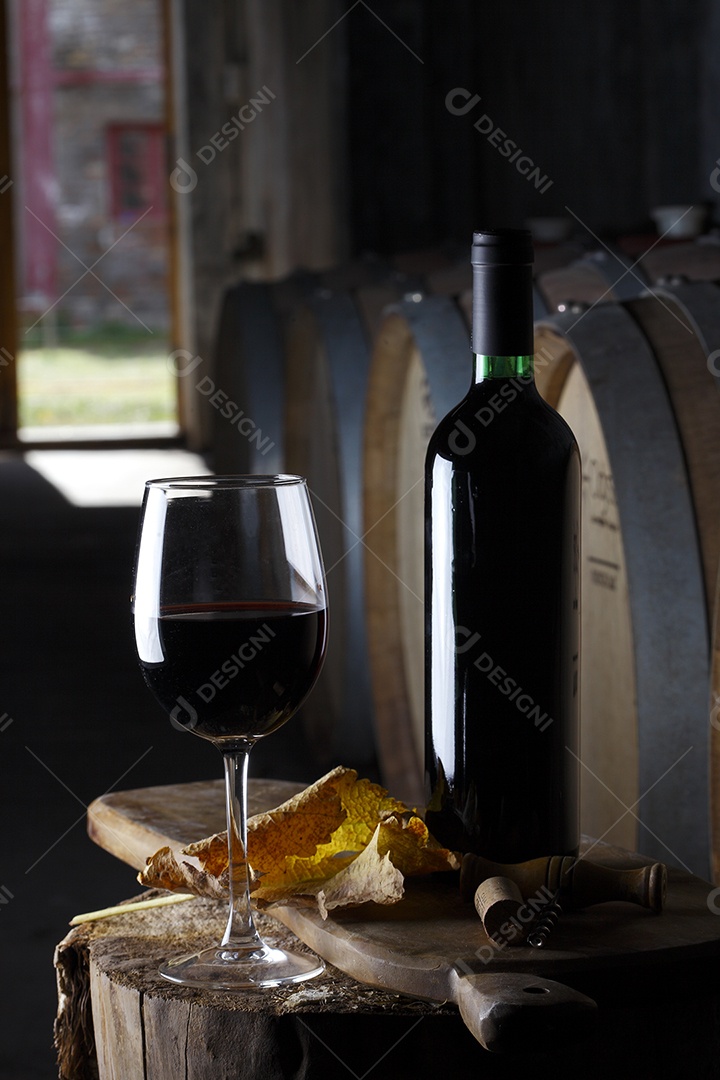 Garrafas de vinho sobre a mesa