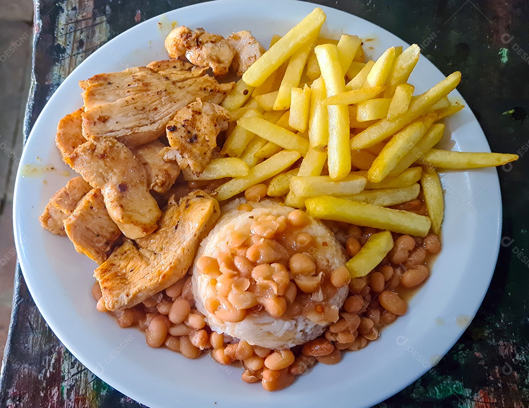 Arroz com feijão frango e batatas fritas