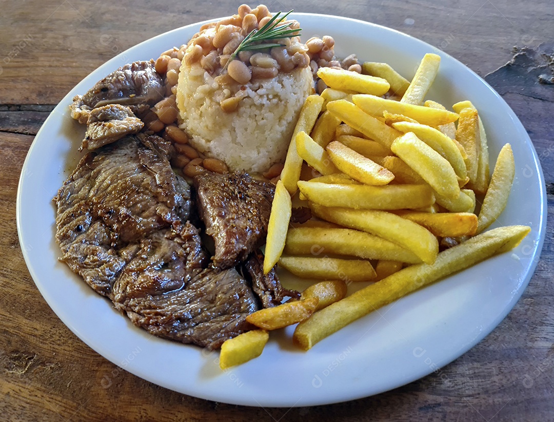 Bife de carne com arroz e feijão batatas fritas