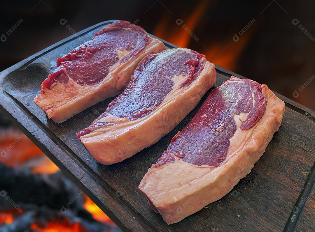 File de costela crua sobre a tábua de madeira