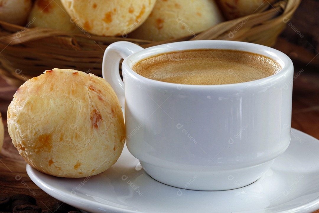 Pão de queijo delicioso com xícara de cappuccino