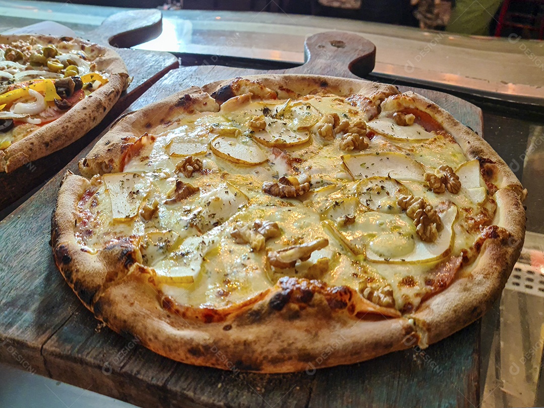 Pizza assada em forno a lenha