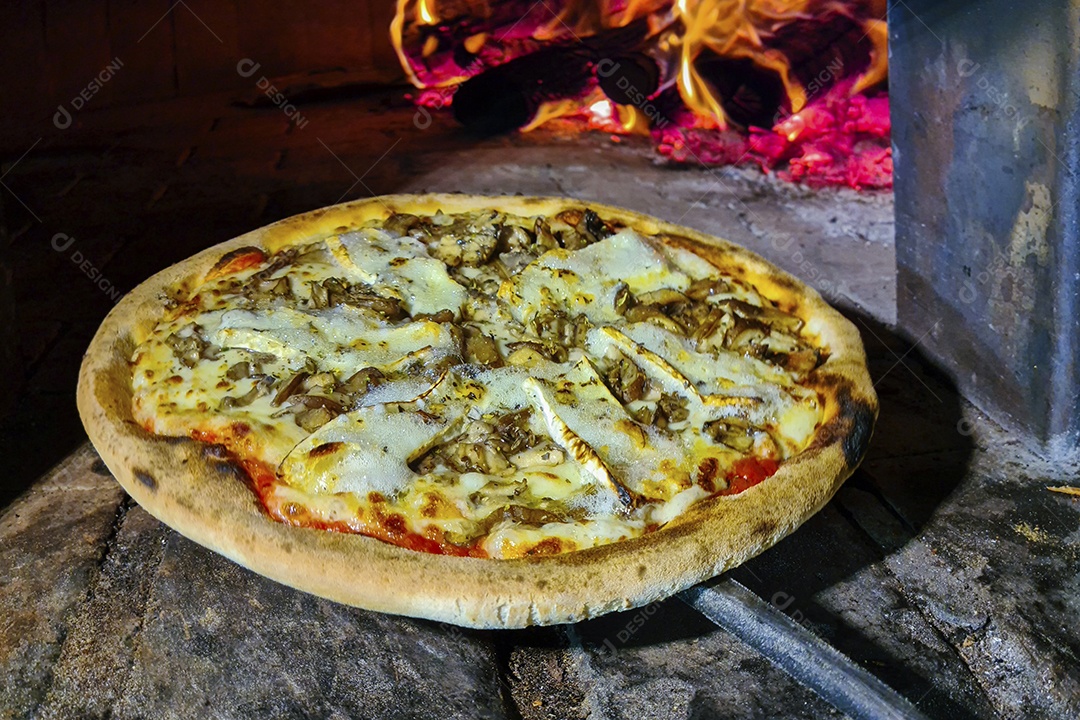 Pizza assada em forno a lenha