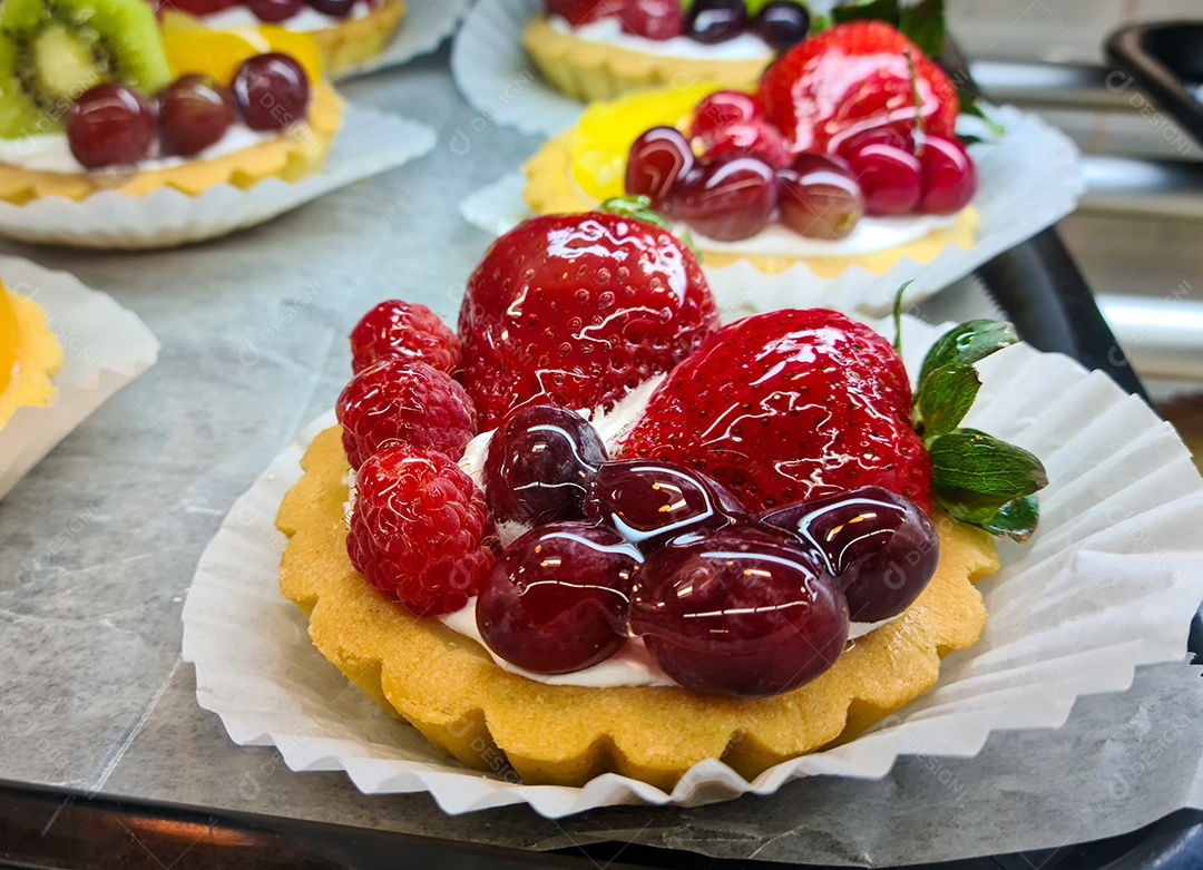 Torta de frutas sortidas morango e cerejas
