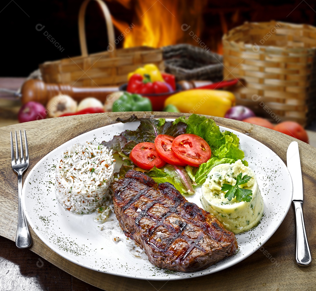 Arroz de legumes com salada purê e carne grelhada