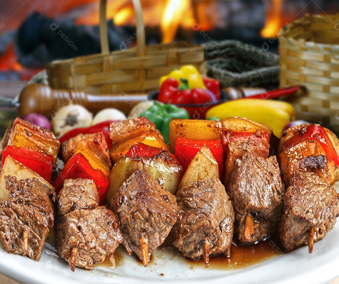 Espetinhos de carne com legumes