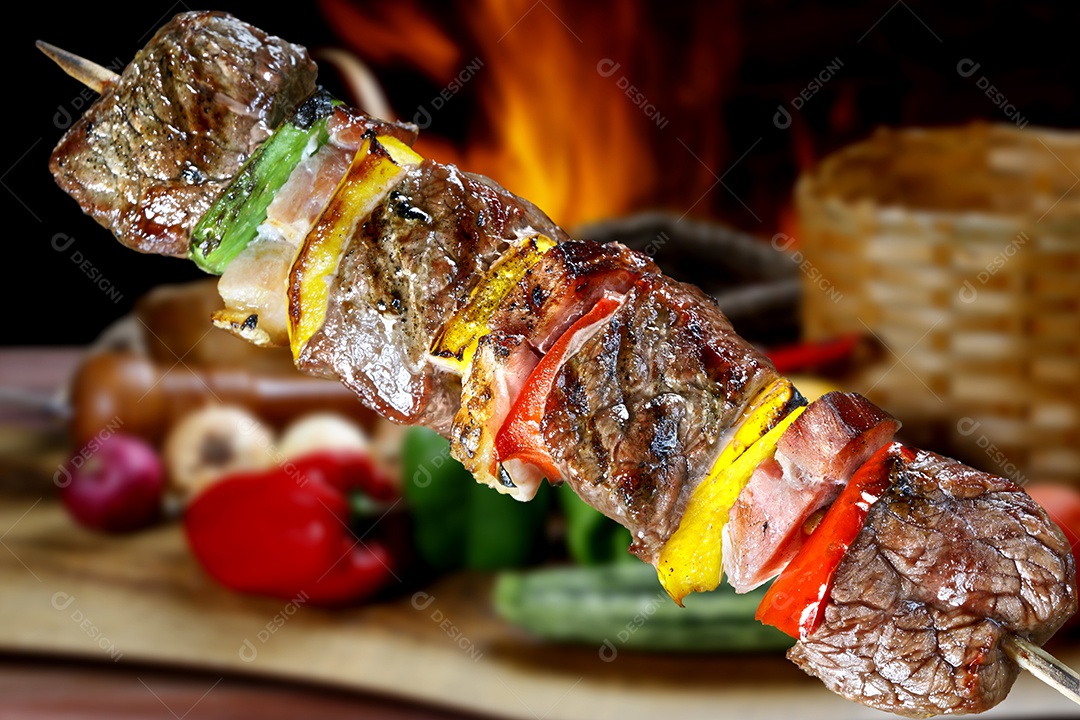 Espetinho de carne com legumes