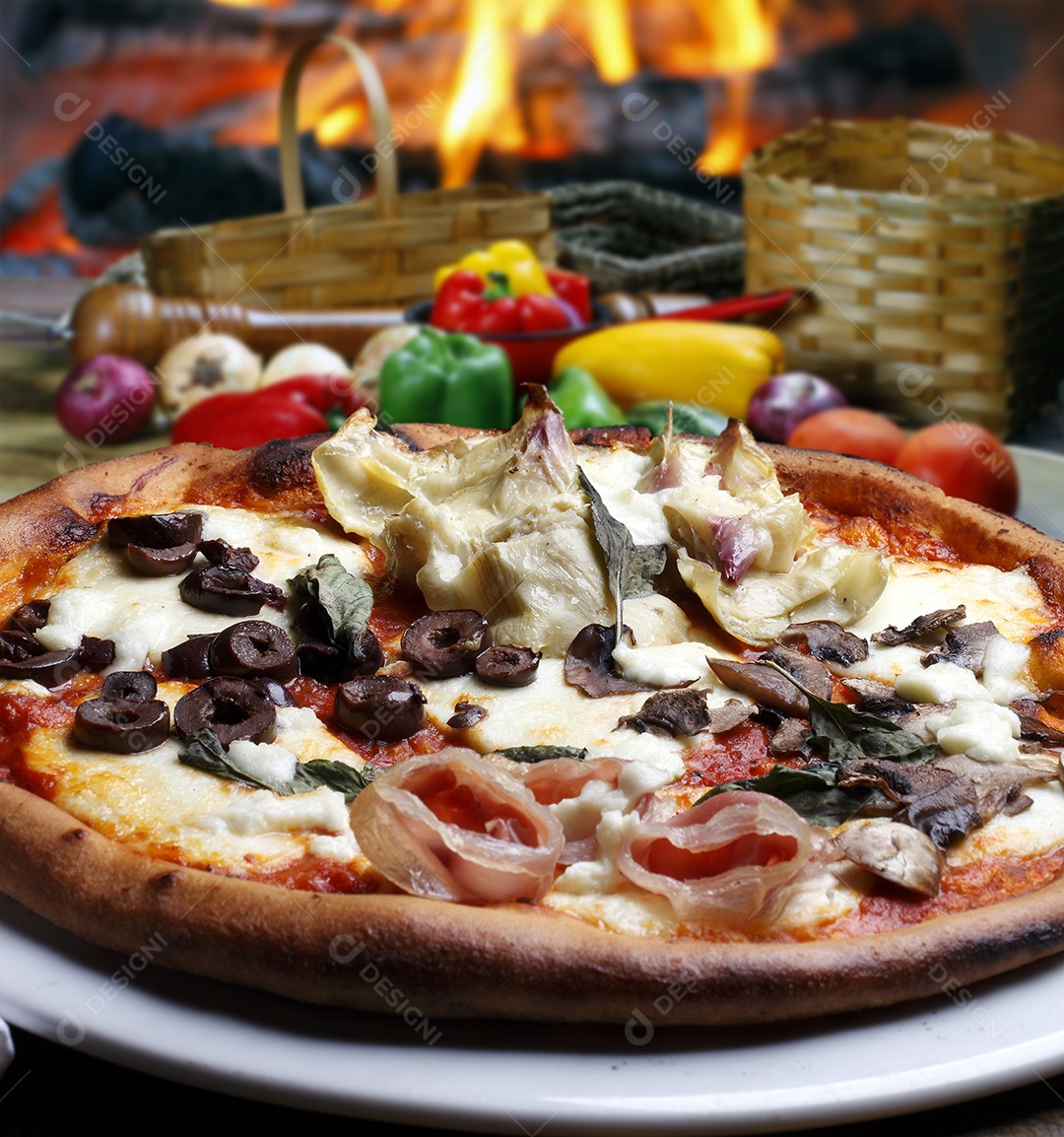 Pizza assada em forno a lenha com legumes, azeitonas pretas, presunto de Parma