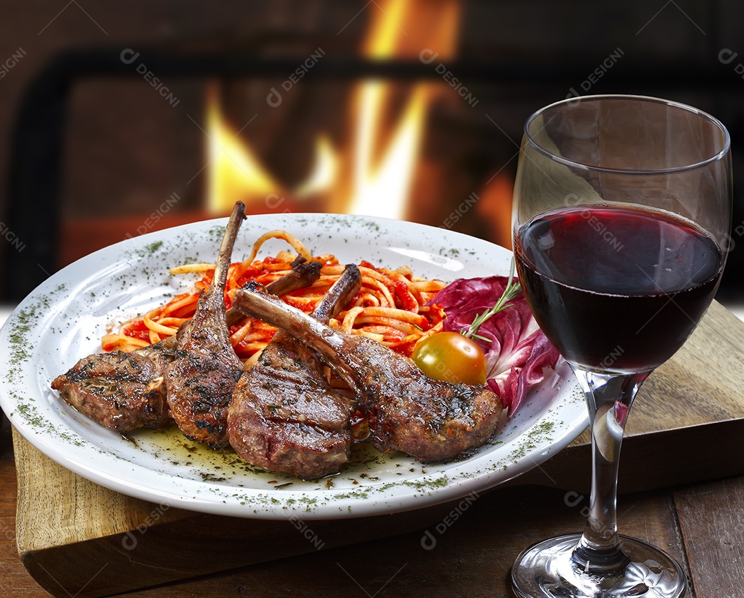 Costela assada com massa e vinho tinto