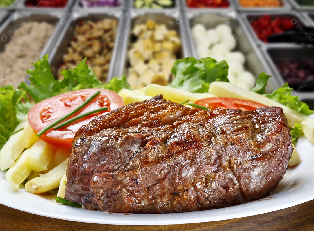 Bife com salada em restaurante self service