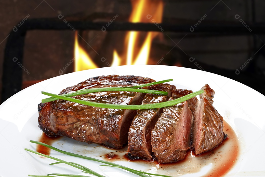 Bife assado com ervas encima