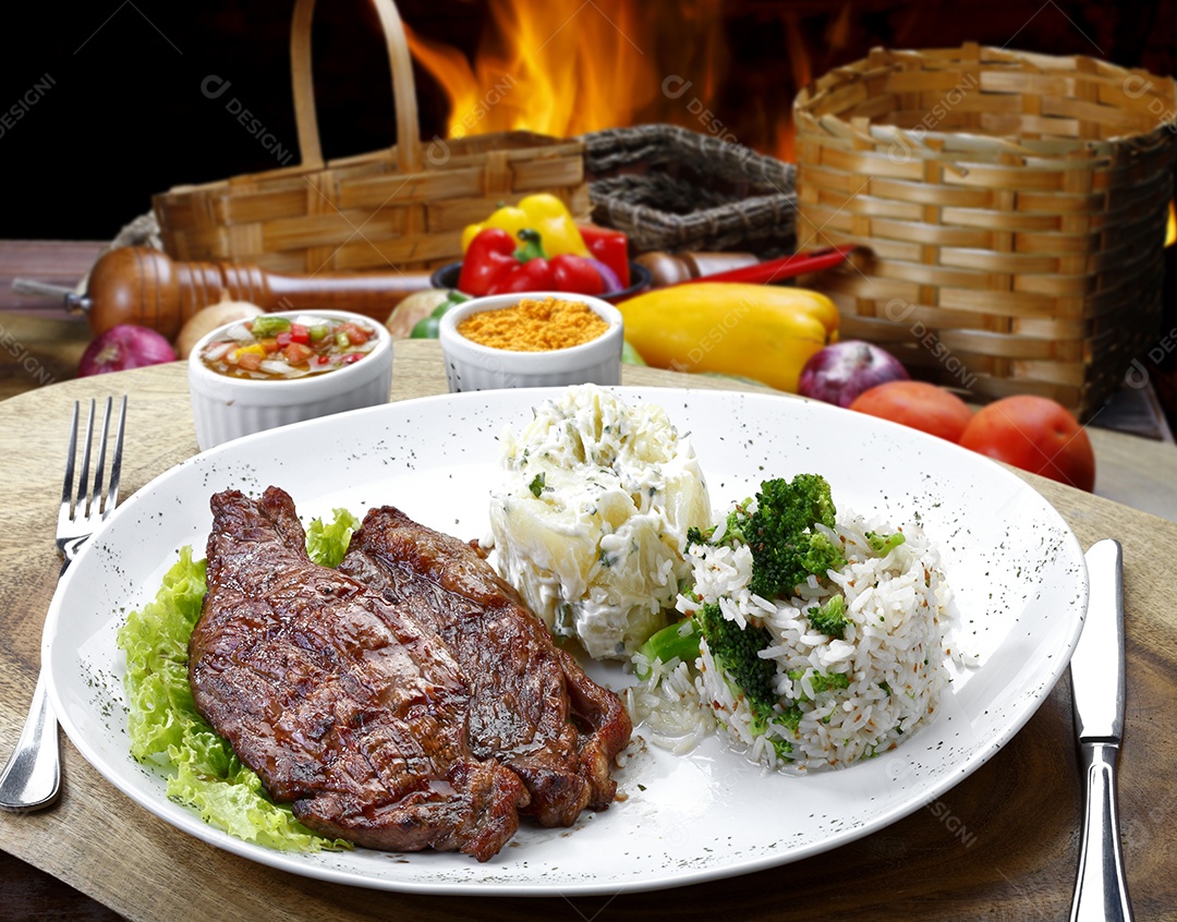 Bife grelhado com salada e arroz