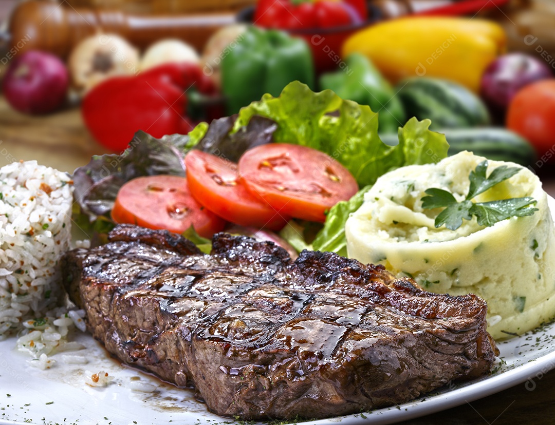 Bife grelhado com salada e purê de batata