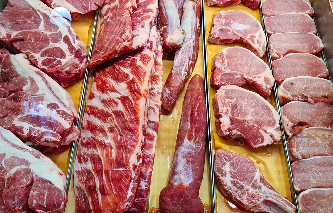 Açougue com carnes variadas suínos