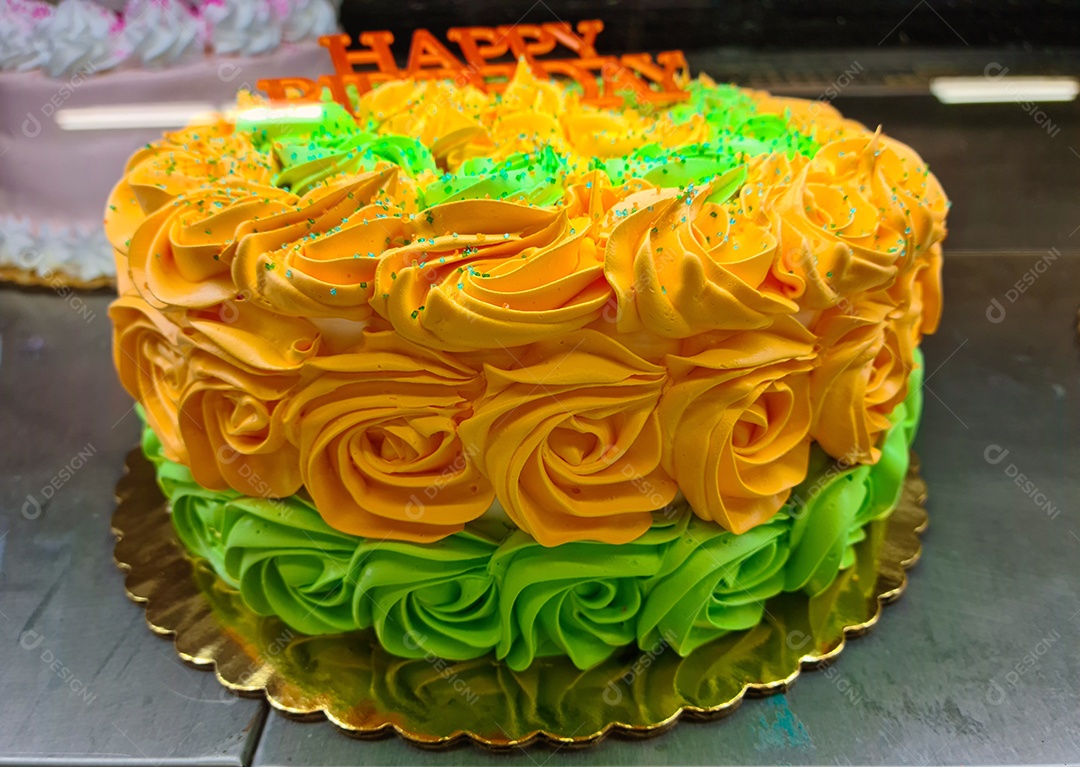 Bolo decorado amarelo e verde delicioso