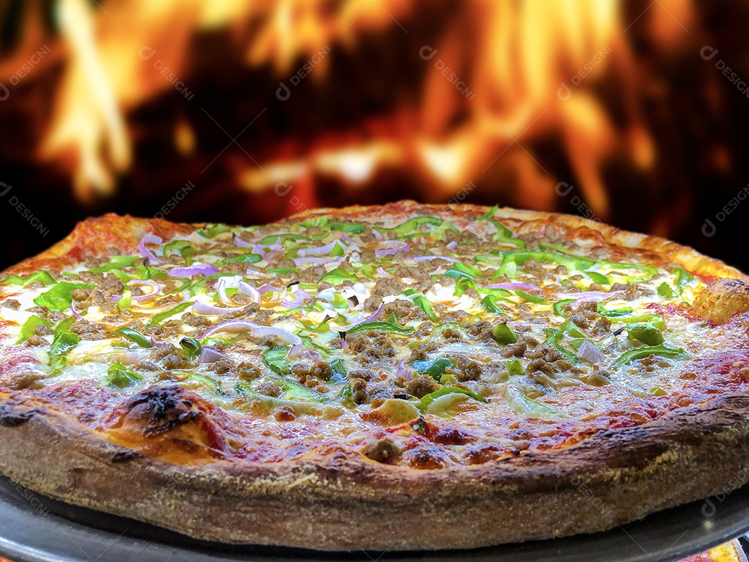 Pizza assada em forno a lenha