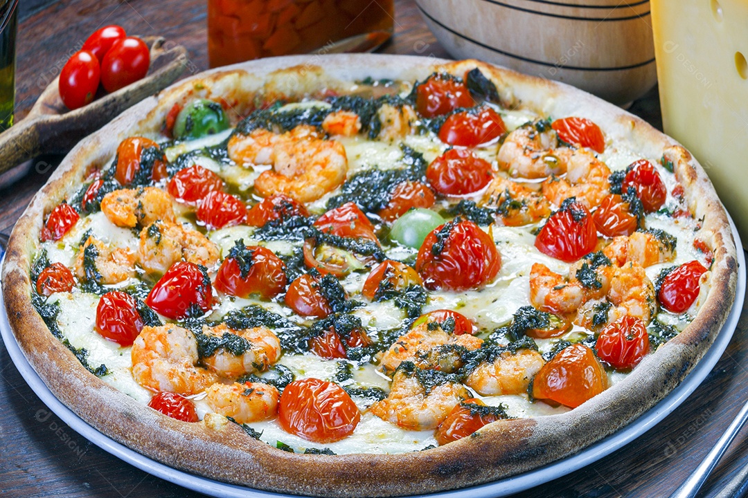 Pizza de frutos do mar assada em forno a lenha