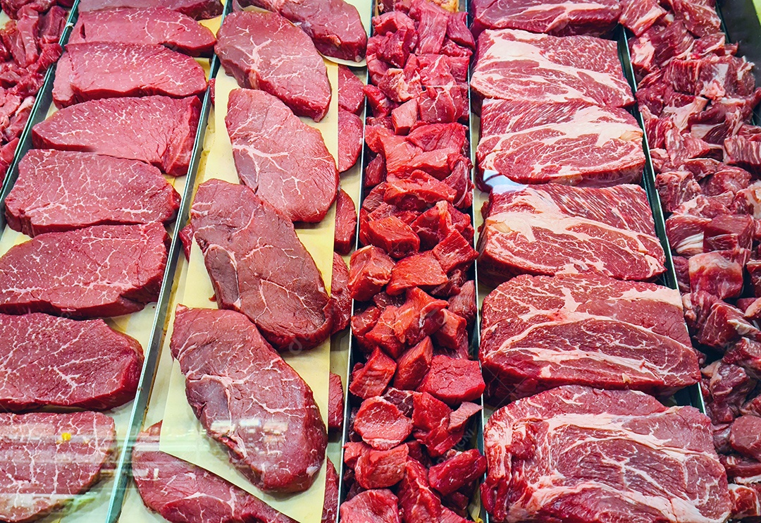 Vitrine de açougue com cortes de carne