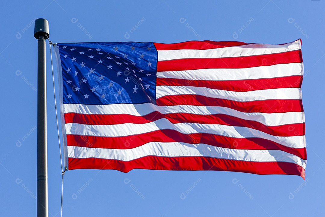 Bandeira dos Estados Unidos da américa com fundo de céu azul