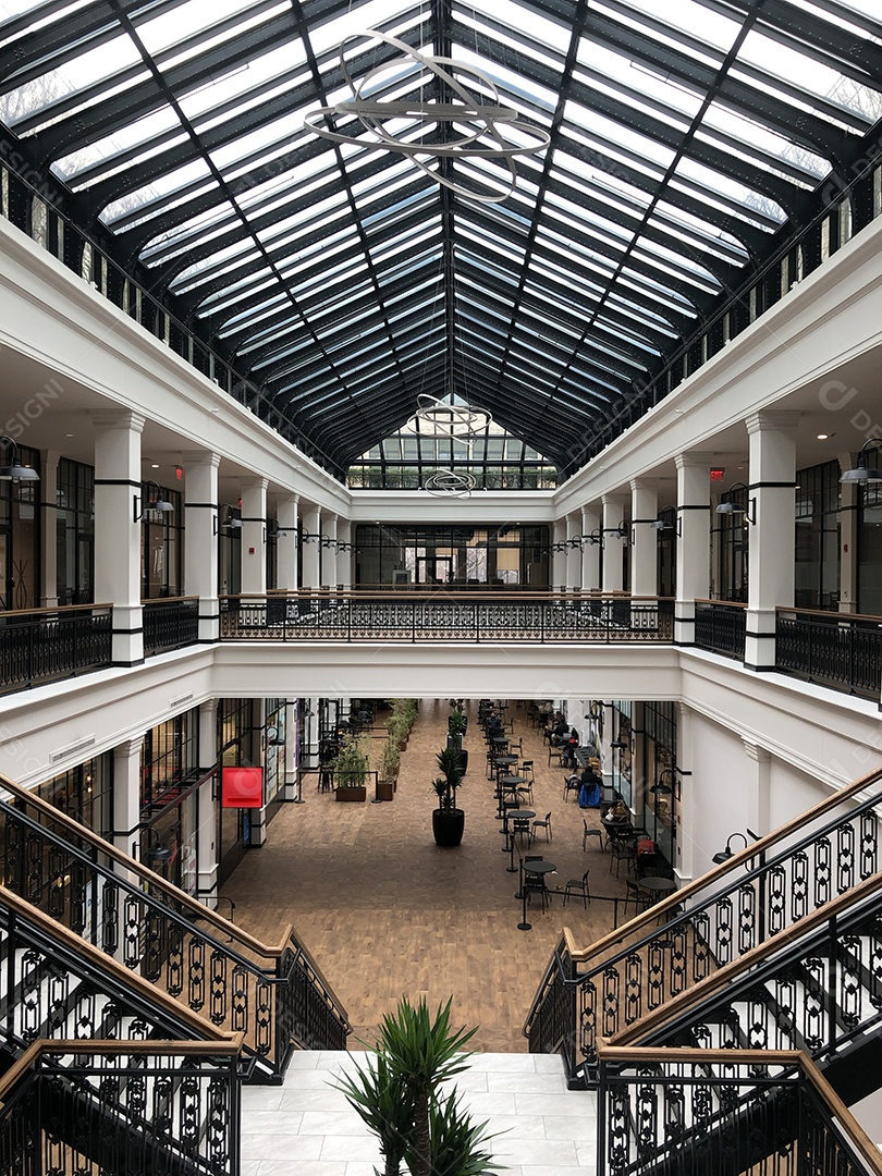 Arquitetura estrutura metálica escadas e teto