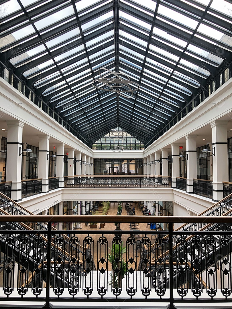 Arquitetura estrutura metálica escadas e teto