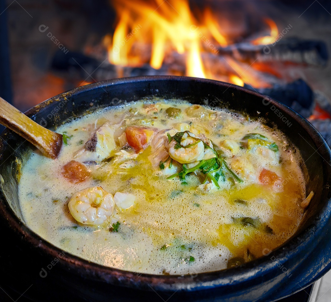 Moqueca cremosa de peixe e camarão