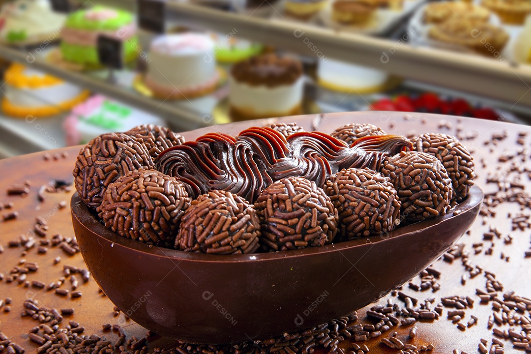 Ovo de páscoa brasileiro recheado com chocolate granulado e creme