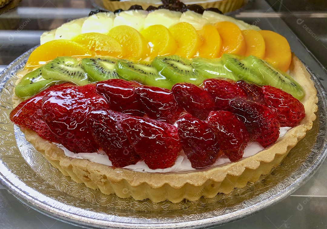 Torta de creme com frutas caramelizadas