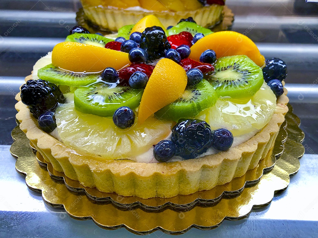 Torta de frutas misturadas sobre bandeja