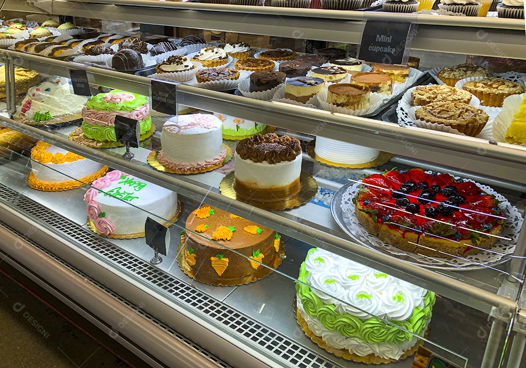 Vitrine com bolos variados deliciosos