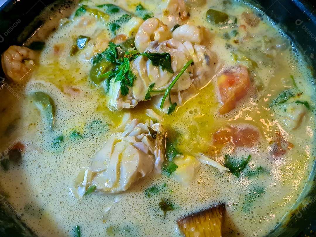 Moqueca de peixe e camarão ensopado