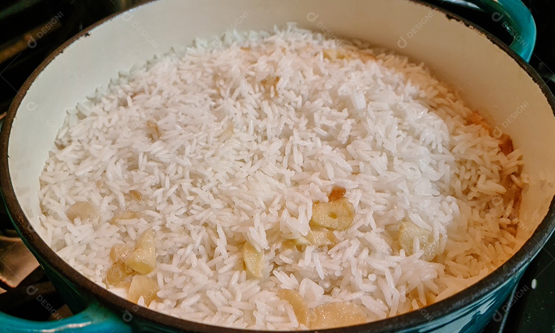 Panela com arroz branco cozido