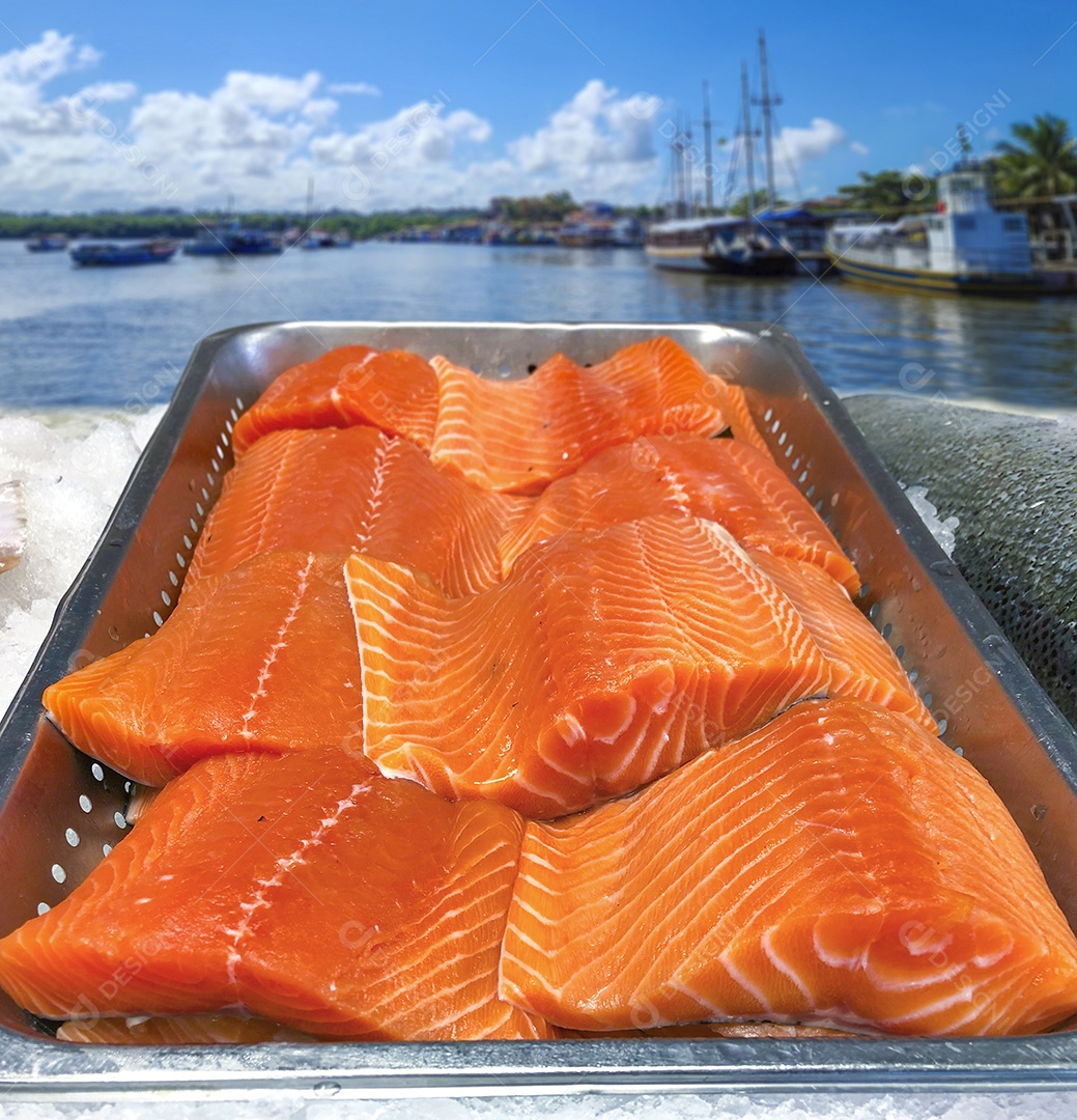 Salmão fresco em bandeja