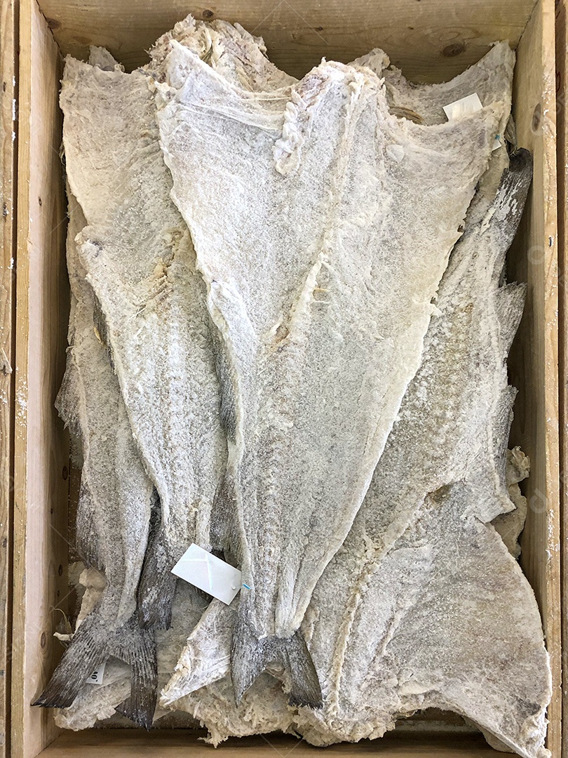Bacalhau salgado cru inteiro na caixa