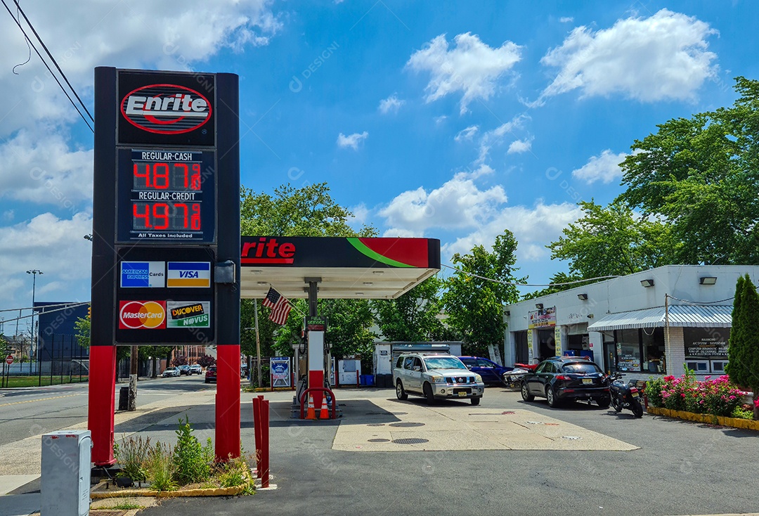 Painel com preços de combustíveis petróleo por causa da guerra na Ucrânia