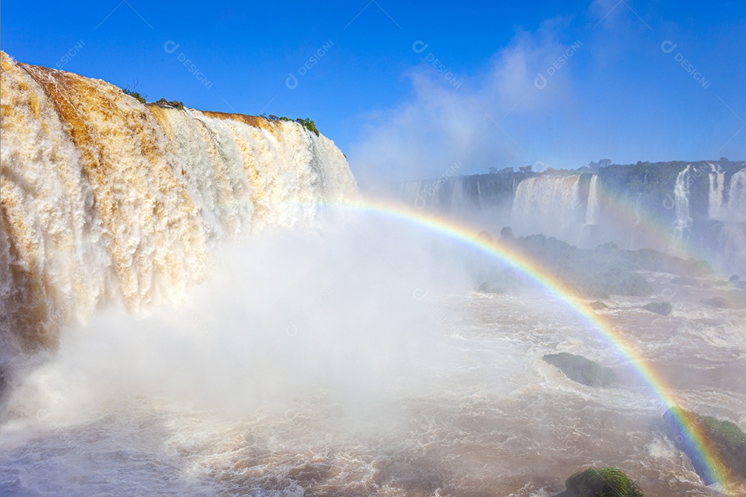 Cataratas do Iguaçu com arco íris
